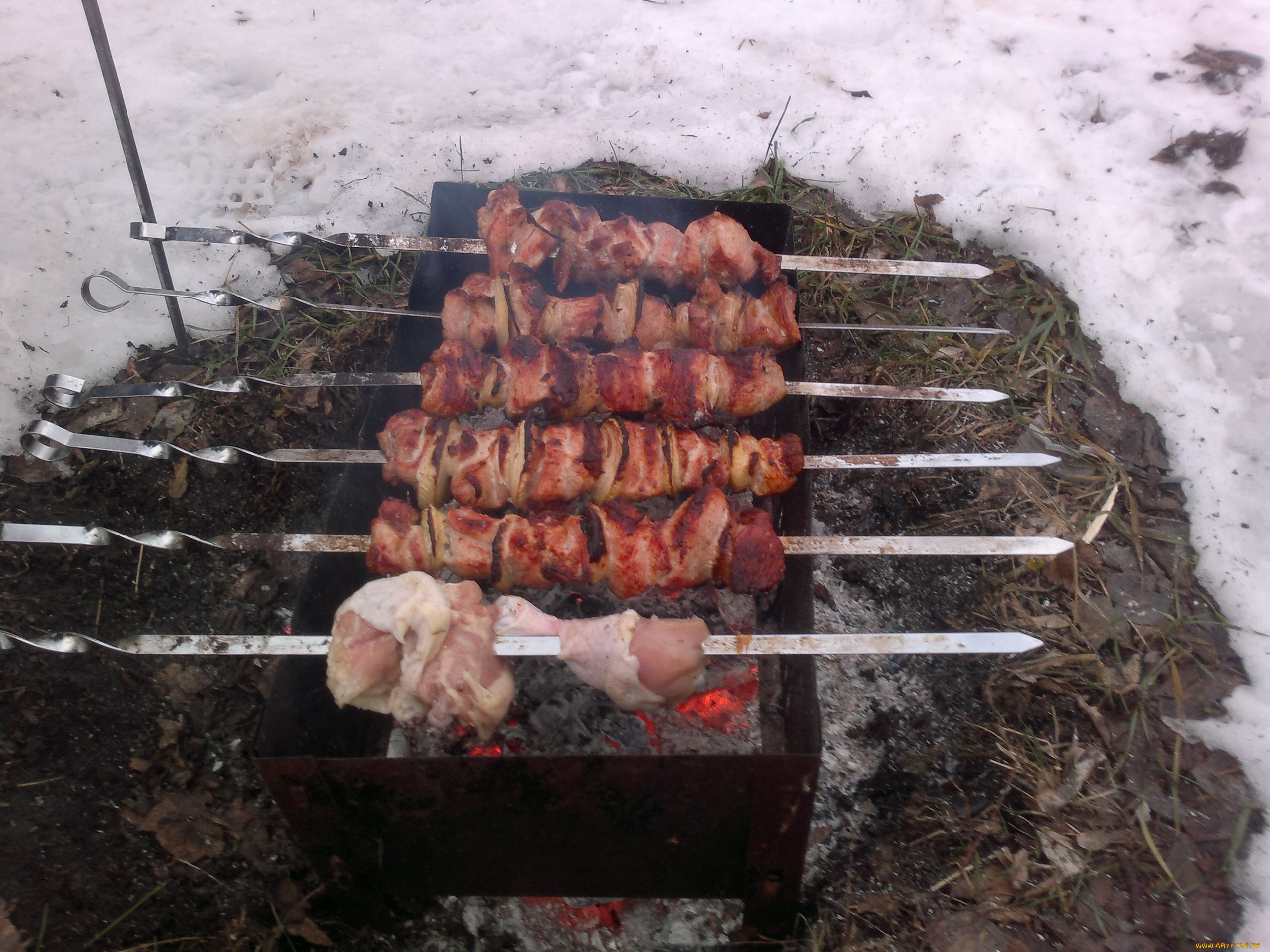 Зимой мясо. Шашлык. Шашлык зимой. Зимний шашлык на природе. Шашлык на мангале.